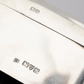 CIGARETTSKRIN, 2 st, silver, England, 1900-talets första hälft. Vikt med inredning ca 890 gram.