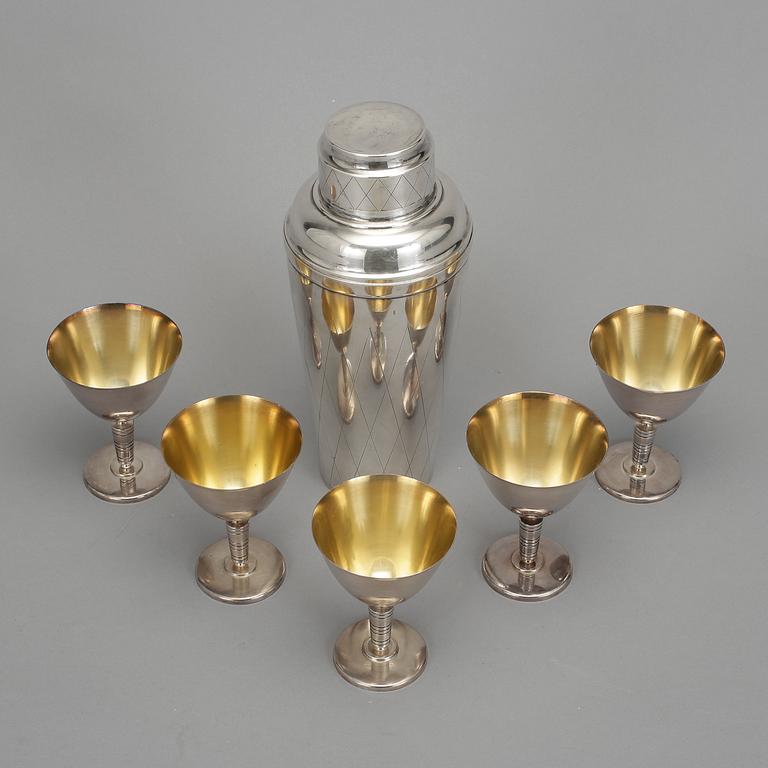 SHAKER och COCKTAILGLAS, 5 st, nysilver, bl.a. CG Hallberg, 1930-40-tal.