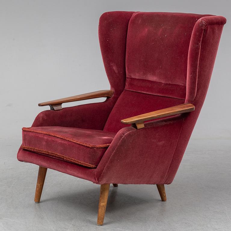 A mid 20th century easy chair.