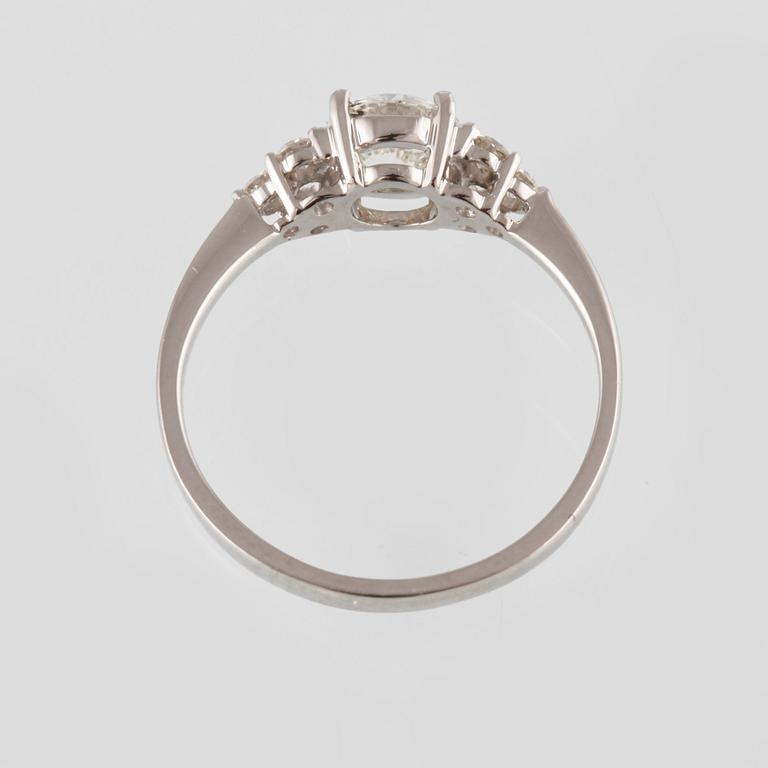 RING, 18K vitguld med en briljantslipad diamant 0.71 ct samt små briljantslipade diamanter 0.18 ct. Vikt 2,3 gram.
