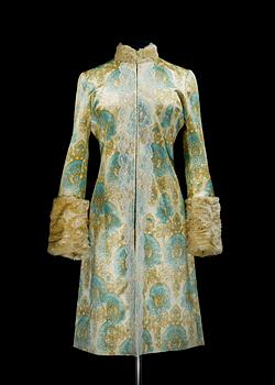 1484. A 21th cent paisley patterned silk gown by Hype.