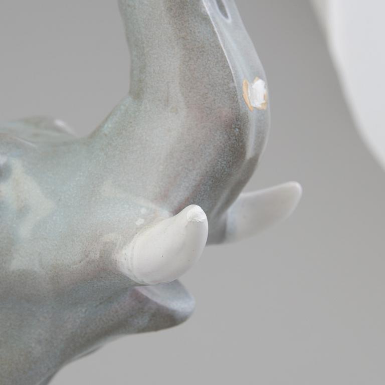 VICKE LINDSTRAND, figuriner, 2 st, stengods, Vicke Lindstrand ur Elefantparaden, Upsala Ekeby, 1950-tal.