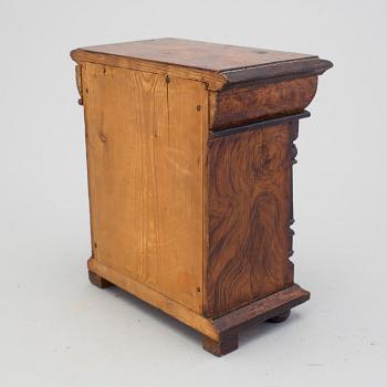 MINIATYRBYRÅ, nyrenässans, 1800-talets slut.