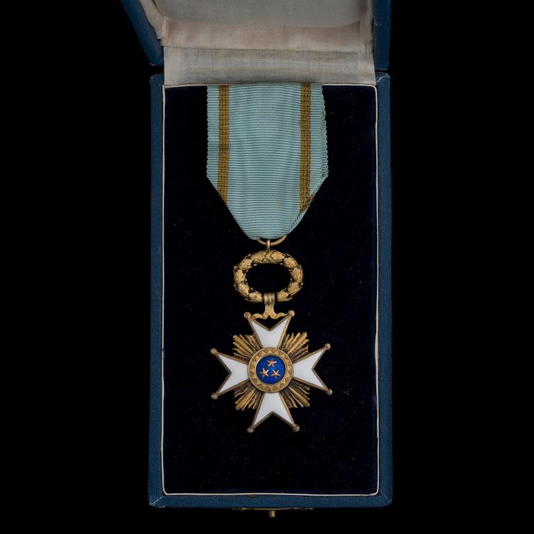 KUNNIAMERKKI, Kolmen Tähden ritarikunta, ritarimerkki, kullattua hopeaa. Latvia 1924-30-luku.