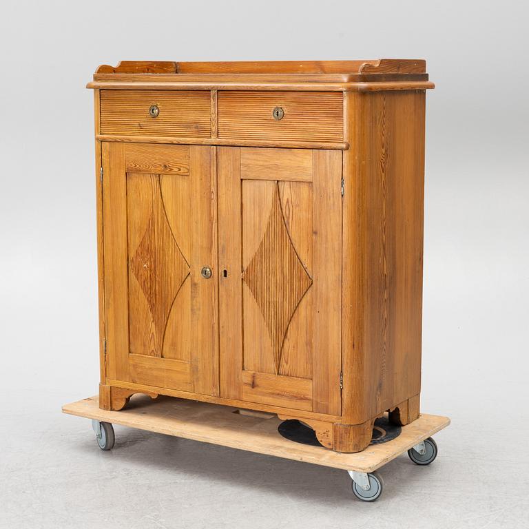 A pine cupboard, first part 19th century.