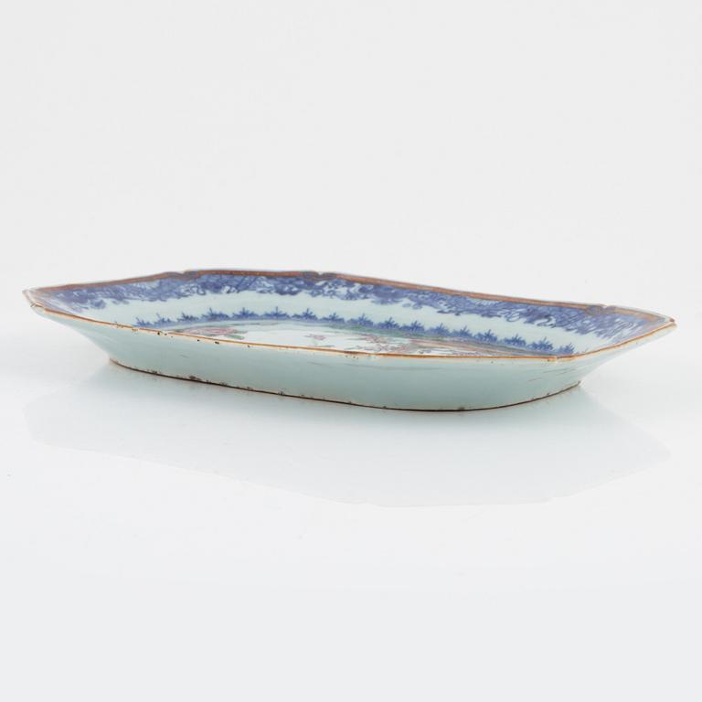 A Chinese blue and white and famille rose porcelain serving dish, Qing dynasty, Qianlong (1736-95).