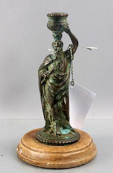 LJUSSTAKE, 1900-tal, patinerad brons med fot av marmor.