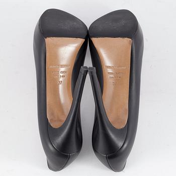 NICHOLAS KIRKWOOD, a pair of black leather pumps. Size 37.