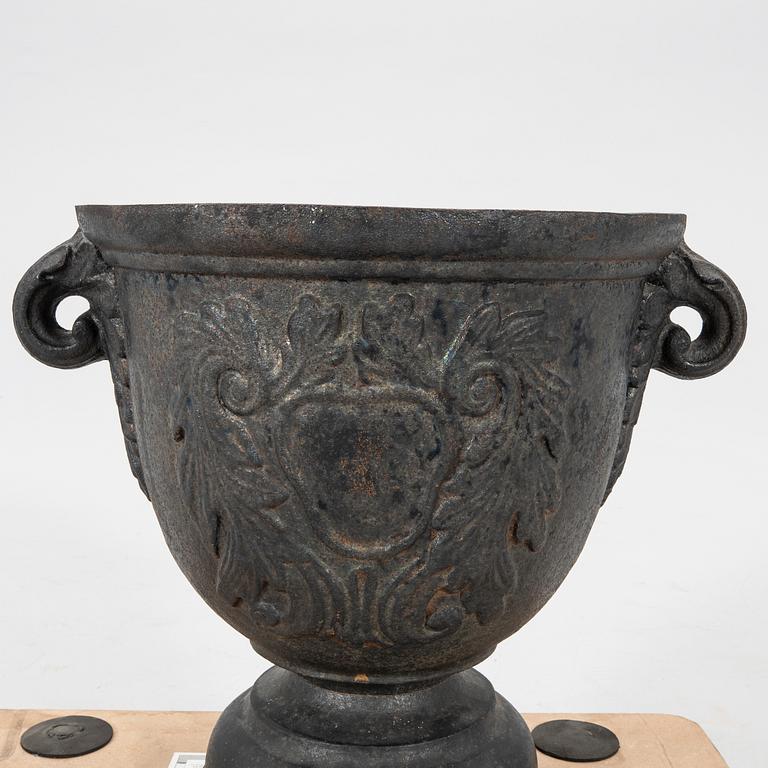 Garden urn, first half of the 20th century, cast iron.