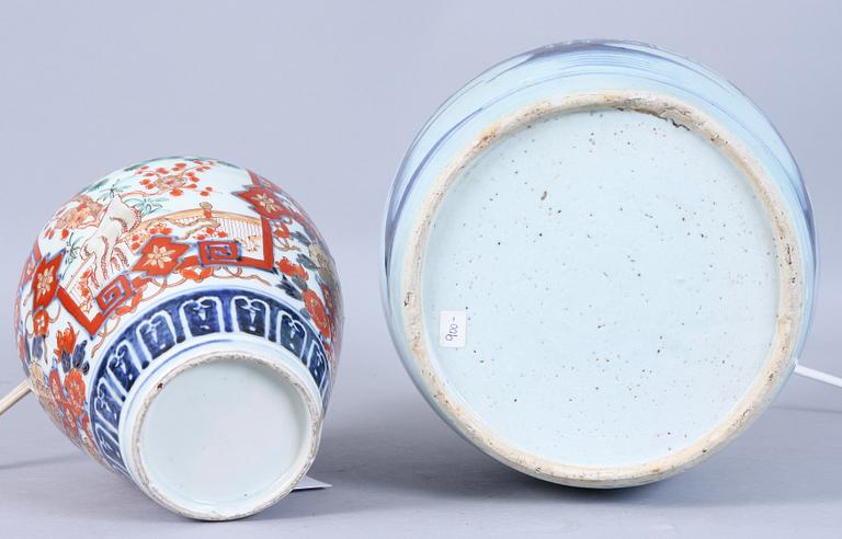 BORDSLAMPOR, 2 st, porslin, Kina och Japan, 1800/1900-tal.