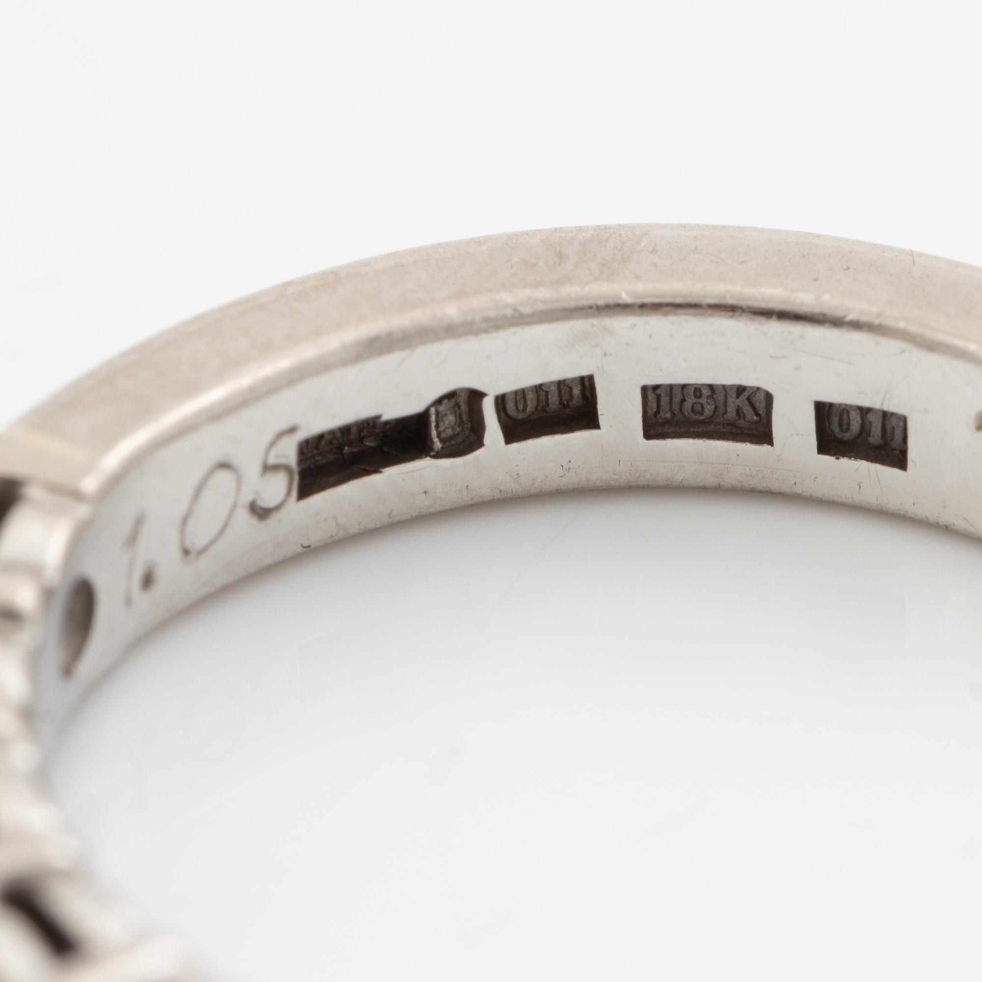 Ring, alliansring, 18K vitguld med briljantslipade diamanter.