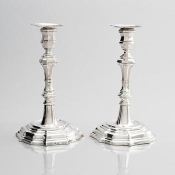 Jonas Thomasson Ronander, ljusstakar, ett par, silver, Stockholm 1754. Senbarock.