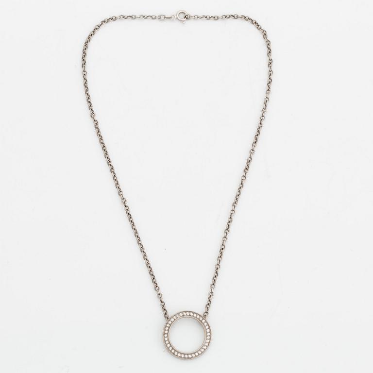 An 18K white gold Efva Attling necklace.