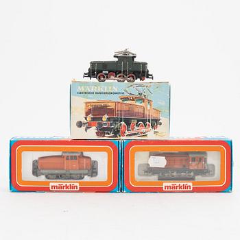 Märklin, three electrical locomotives, model no 3002 green, 3138, 3144, gauge H0, in boxes.