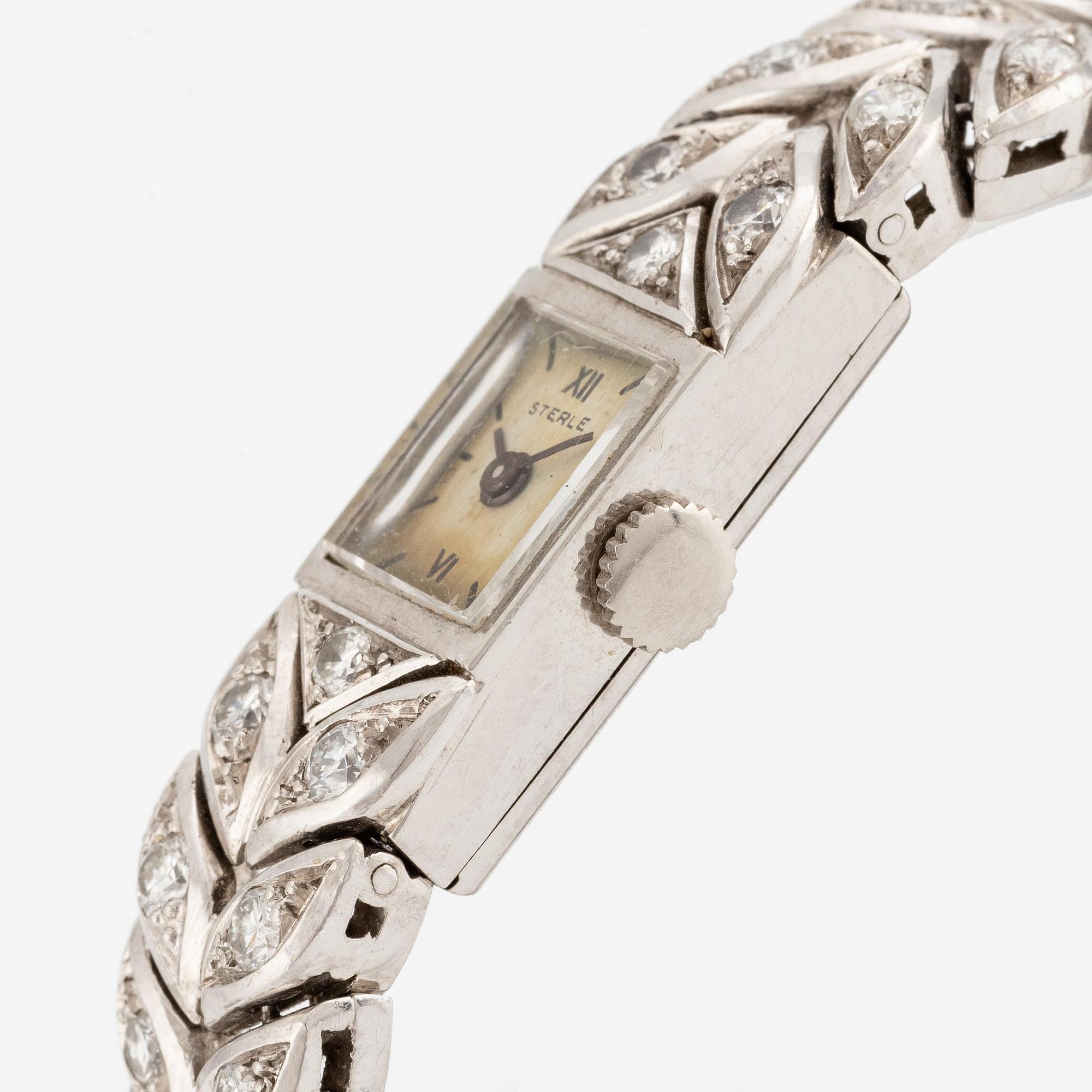 Sterlé armbandsur platina med runda briljantslipade diamanter.