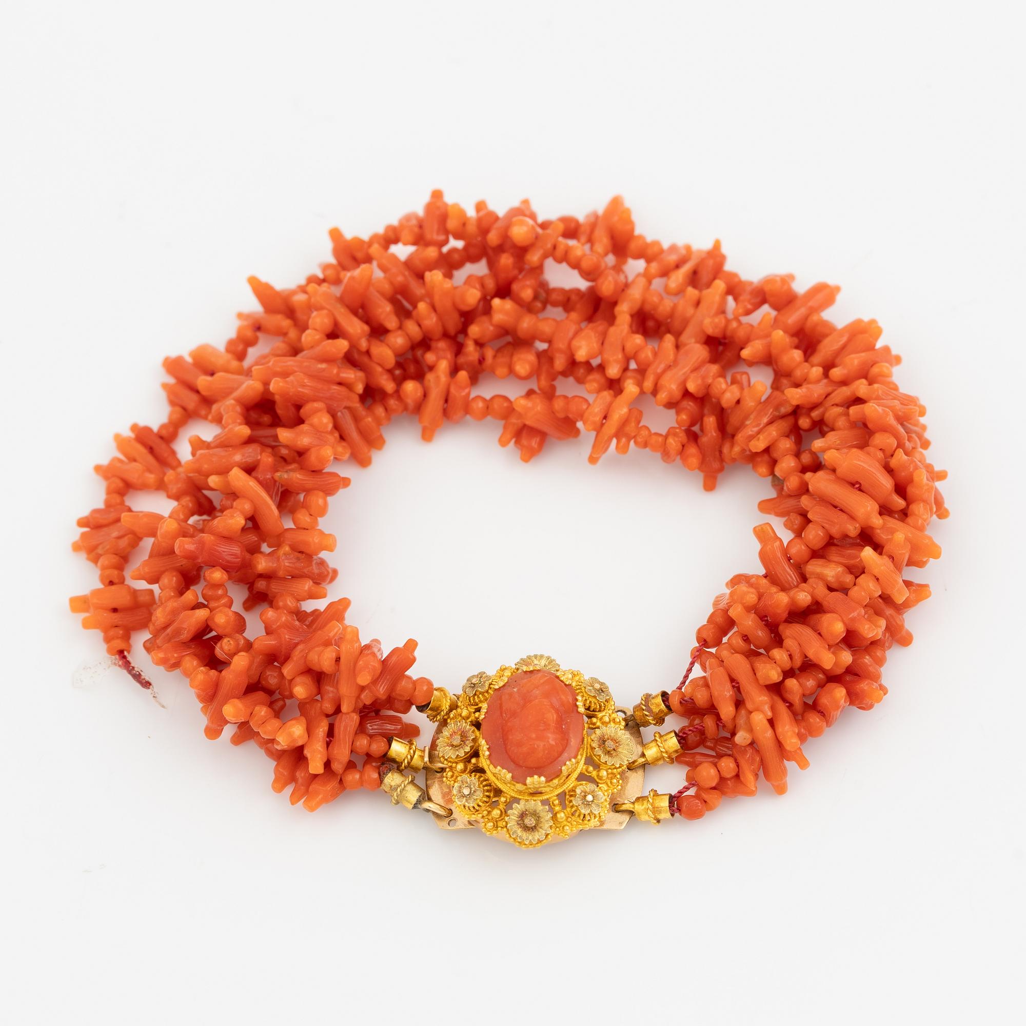 Armband av korall lås 18K guld med korallcamé.