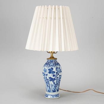 A blue and white vase, converted into a table lamp, Qing dynasty, Kangxi (1662-1722).