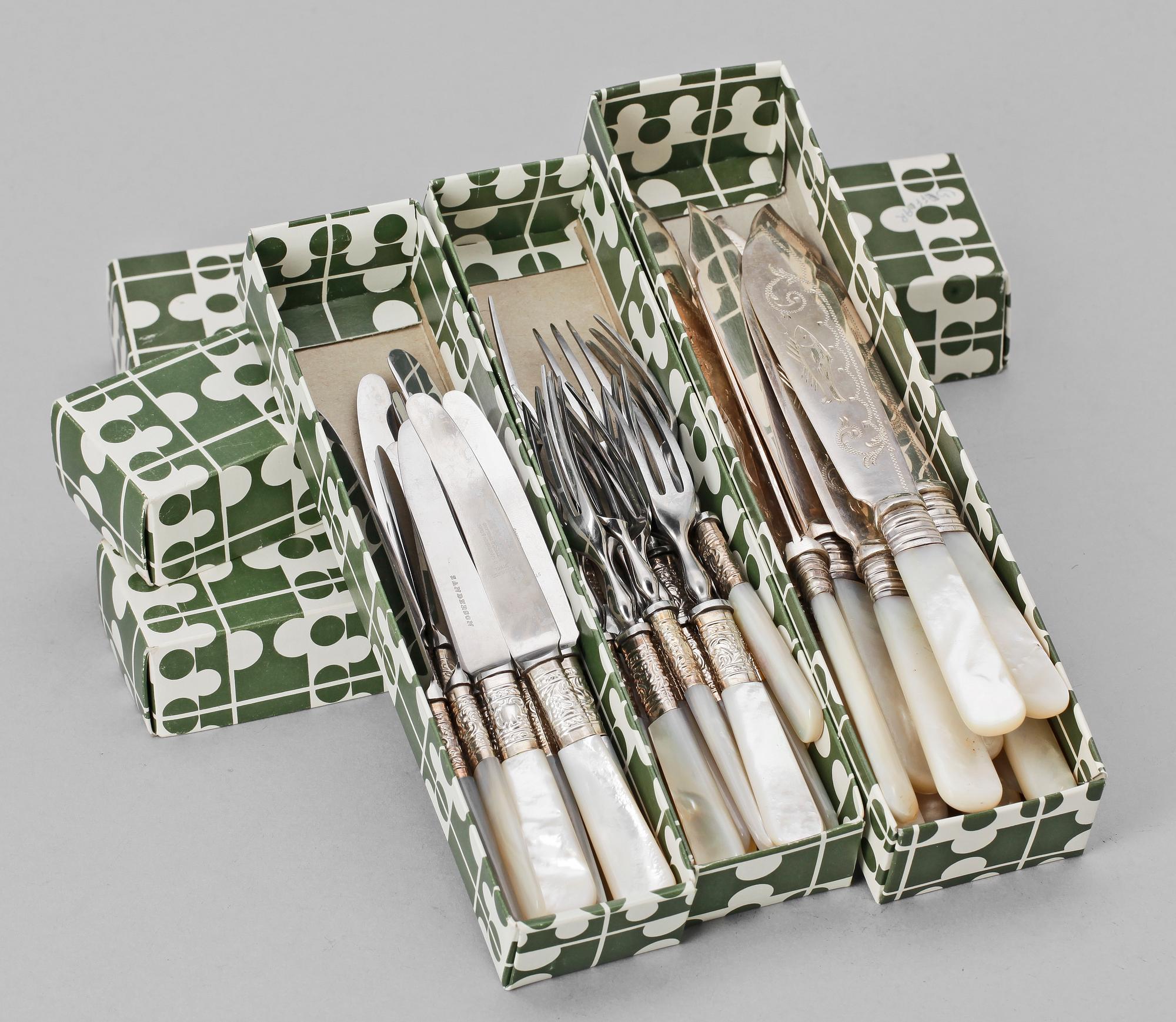 FISKBESTICK, bl a nysilver samt pärlemor, bl a England, 59 delar, 1900-tal.