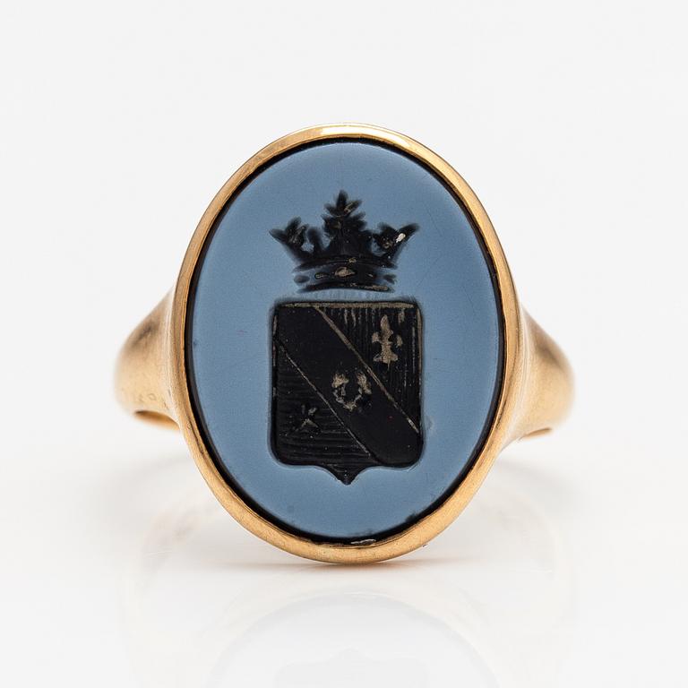 A signet ring, Wasastjerna family crest, 18K gold, sardonyx. Oskar Lindroos, Helsinki 1929.