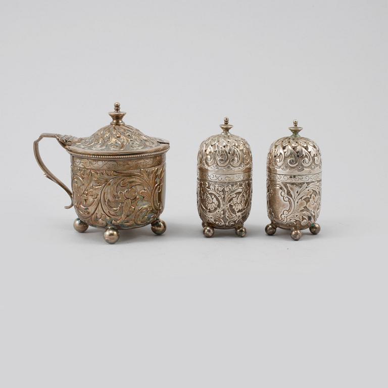 SALT och PEPPARSTRÖARE samt SENAPSKANNA, silver, Horace Woodward & Co (Edgar Finley & Hugh Taylor), London, England,1890.