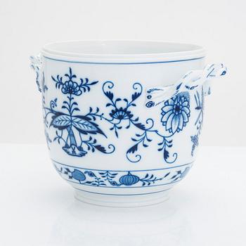 Vinkylare/ytterfoder, porslin, "Zwiebelmuster/Lökmönstret", Meissen, Tyskland, 1900-talets slut.