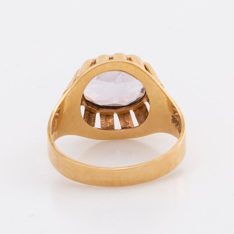 RING 18k gold 1 amethyst approx 9x 7 mm,  total weight 4,0 g. Stigbert Stockholm 1960.