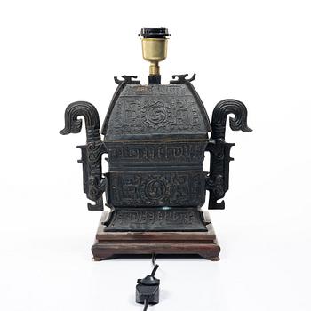 Bordslampa, Kina, brons, 1900-talets senare del.