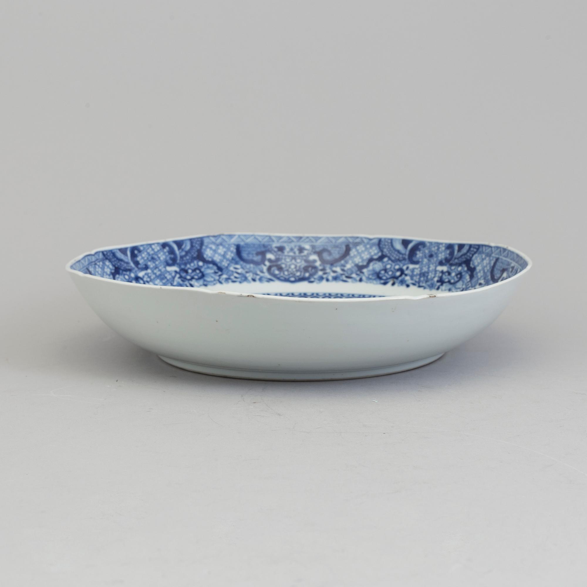 A blue and white octagonal dish, Qing dynasty, Qianlong (1736-95).