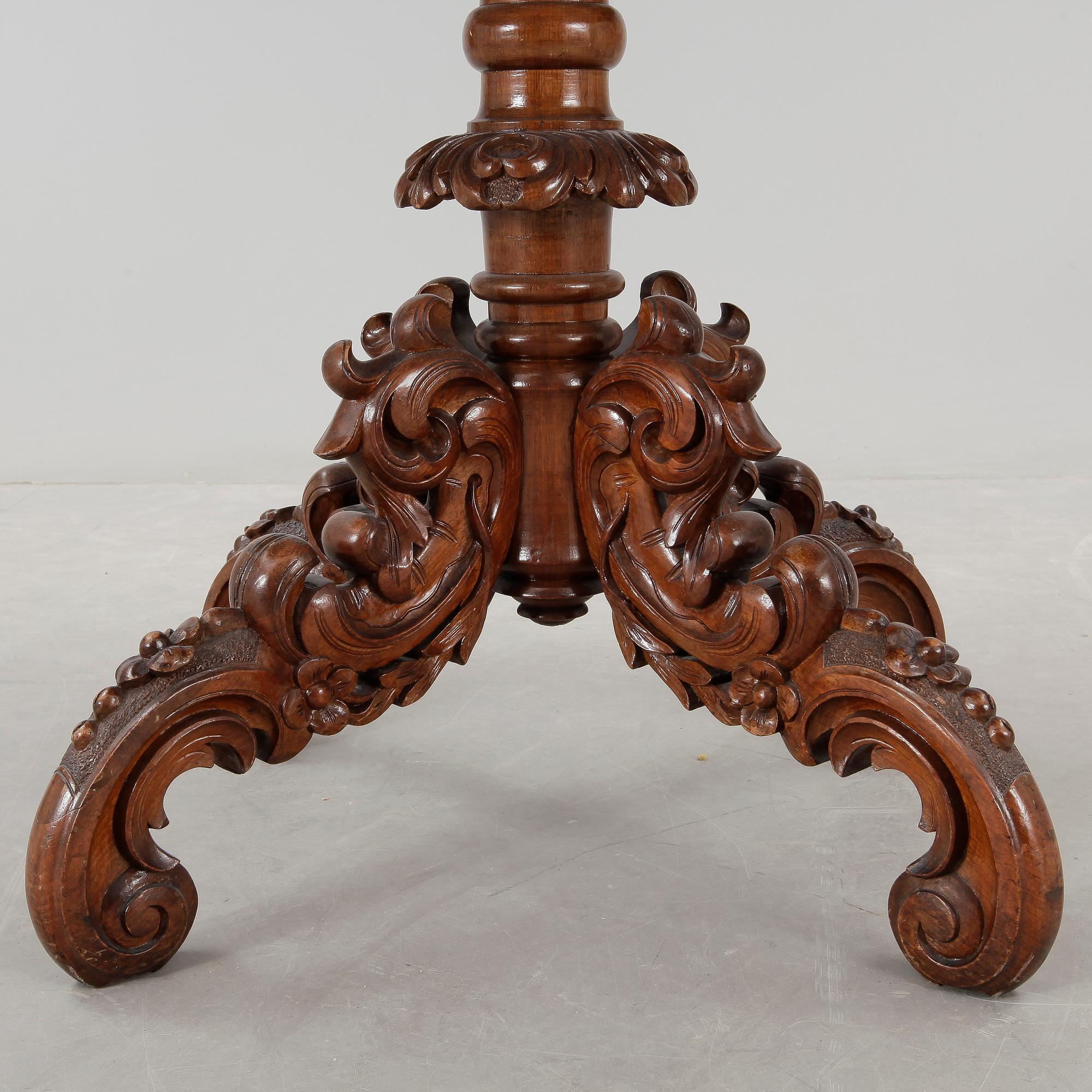 DIVANBORD/SALONGSBORD, Nyrokoko, 1800-talets slut.