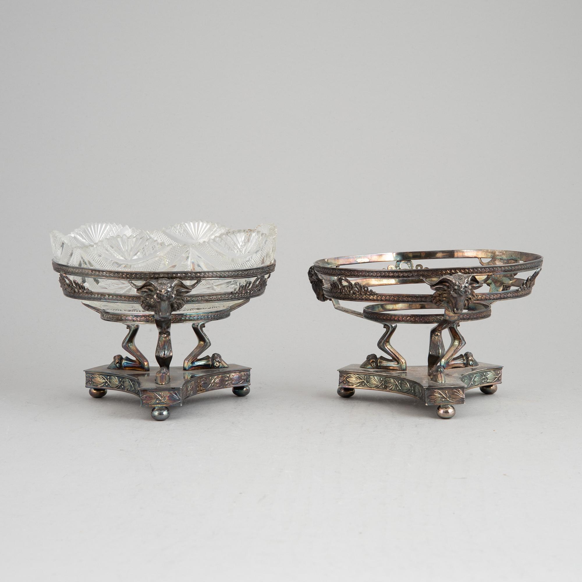 A pair of Gustavian style silver and glass bowls. A.G.Dufva, Stockholm, 1912.
