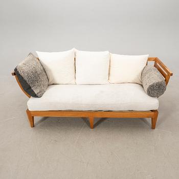 Nirvan Richter, soffa samt fotpall för Norrgavel 2000-tal.