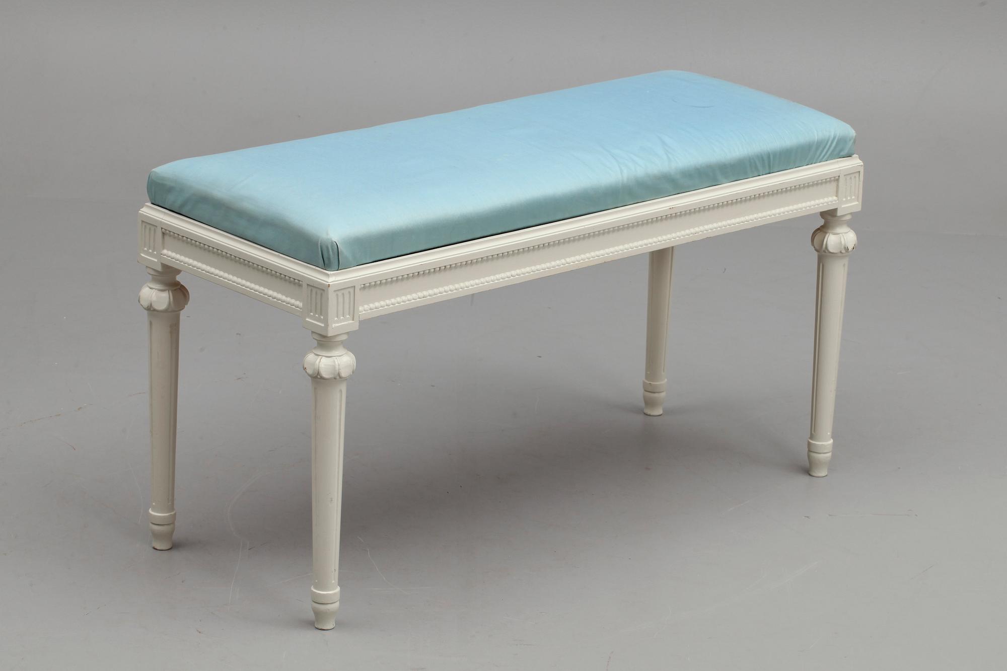 PIANOBÄNK, gustaviansk stil, 1900-tal.