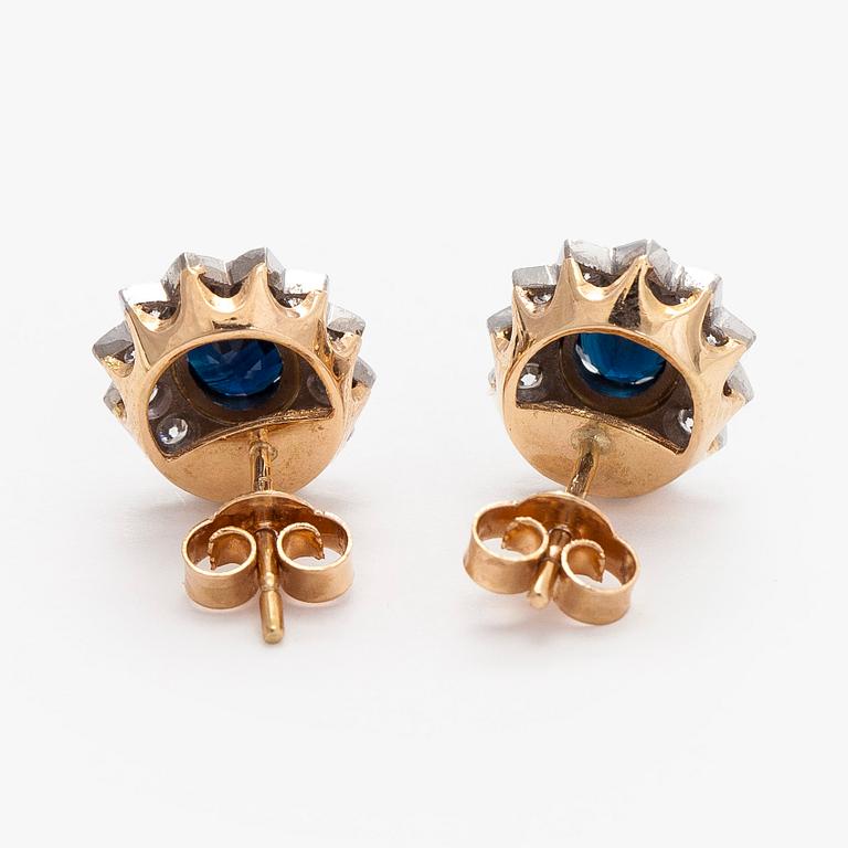 Earrings, faceted sapphires, brilliant cut diamonds, 14K gold and white gold.