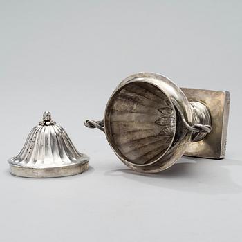 AN EMPIRE STYLE SILVER URN, around 1810-1820. Unclear hallmarks. Weight 304 g.