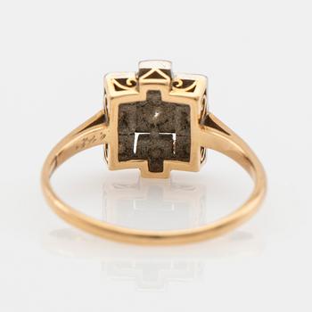 Ring, 18K guld med briljantslipade diamanter.