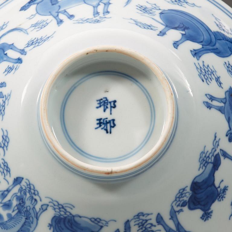 A pair of blue and white bowls, Transition 17th Century.