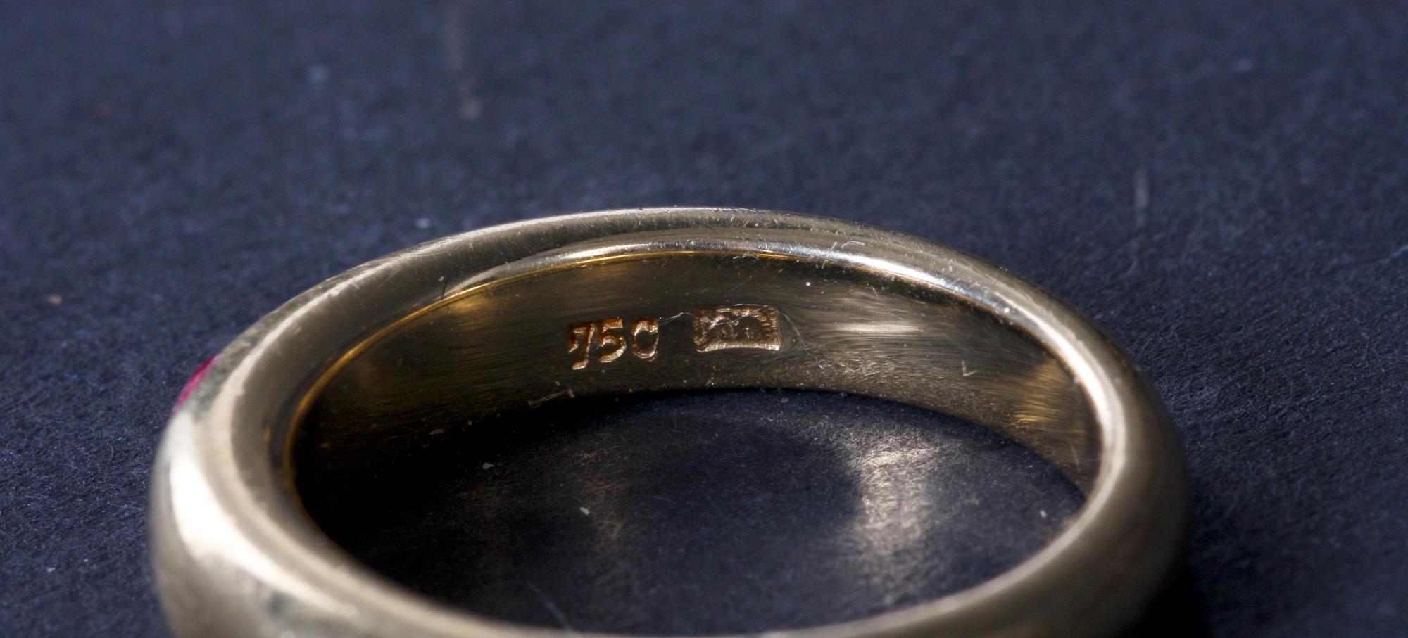 RING, 18 K guld med rubin. Vikt c:a 8 g.