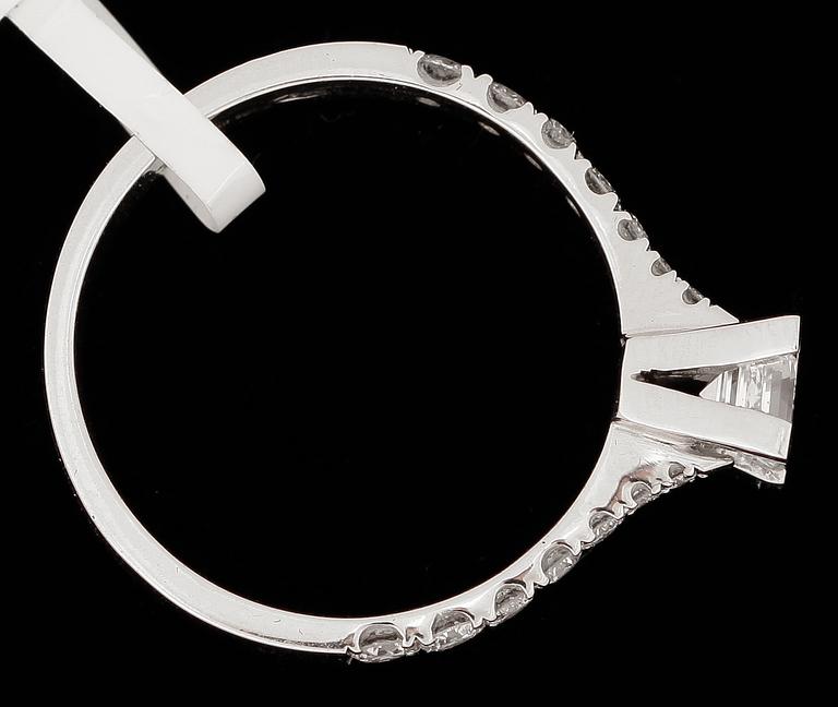 RING, 18k guld med smaragdslipad diamant ca 0,44ct samt 14 st briljantslipade diamanter tot. ca 0,26ct. Vikt ca 3,01gram.