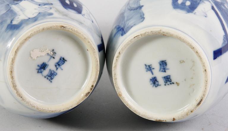 VASER, ett par. Porslin. Kina, Kangxi-stil.
