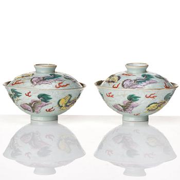 A pair of porcelain cups with covers, Qing dynasty, 19th Century.