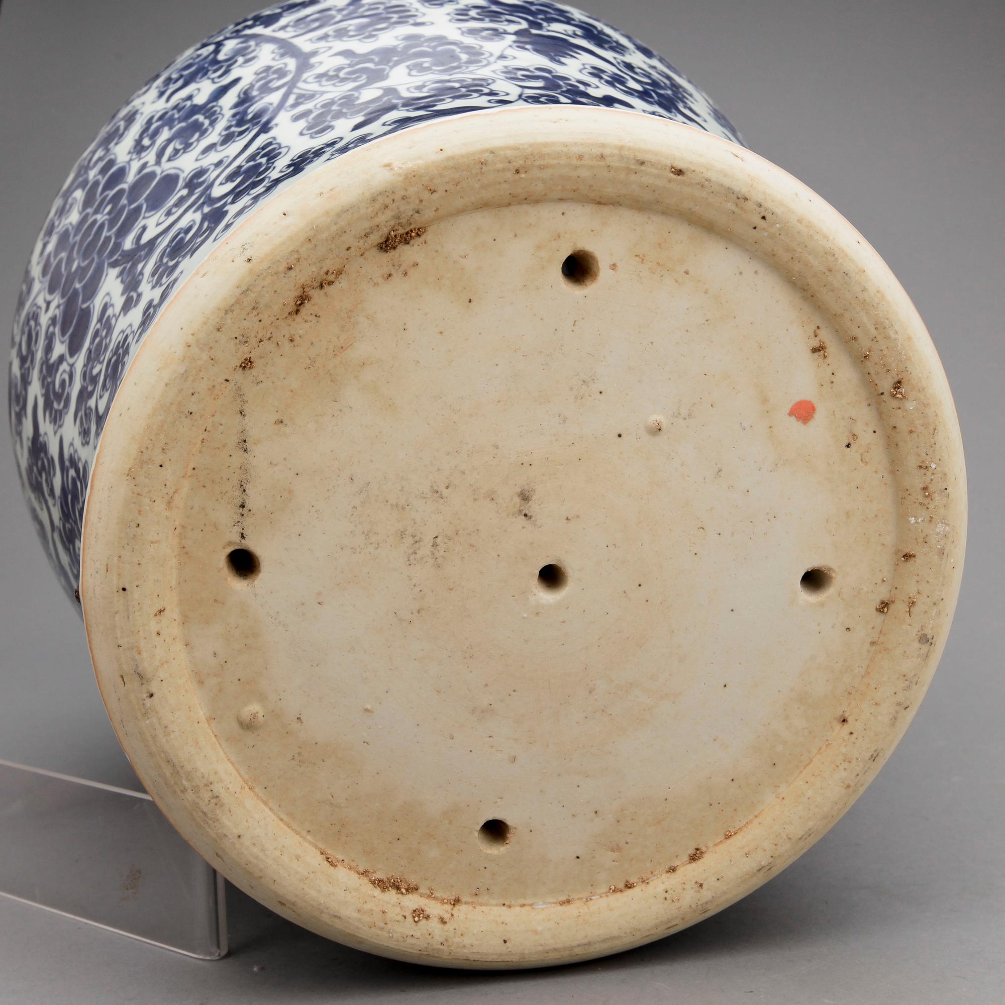 URNA, porslin. Qing dynastin.