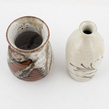 Vaser, två stycken, samt cabaret, lergods. Japan, 1900-tal.