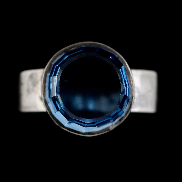RING, silver och fasettslipad sten, 1900-talets andra hälft. Total vikt ca 7 g.
