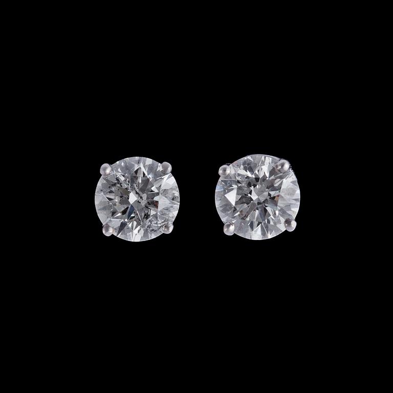 A pair of brilliant cut diamond studs, app. 0.95 cts each.