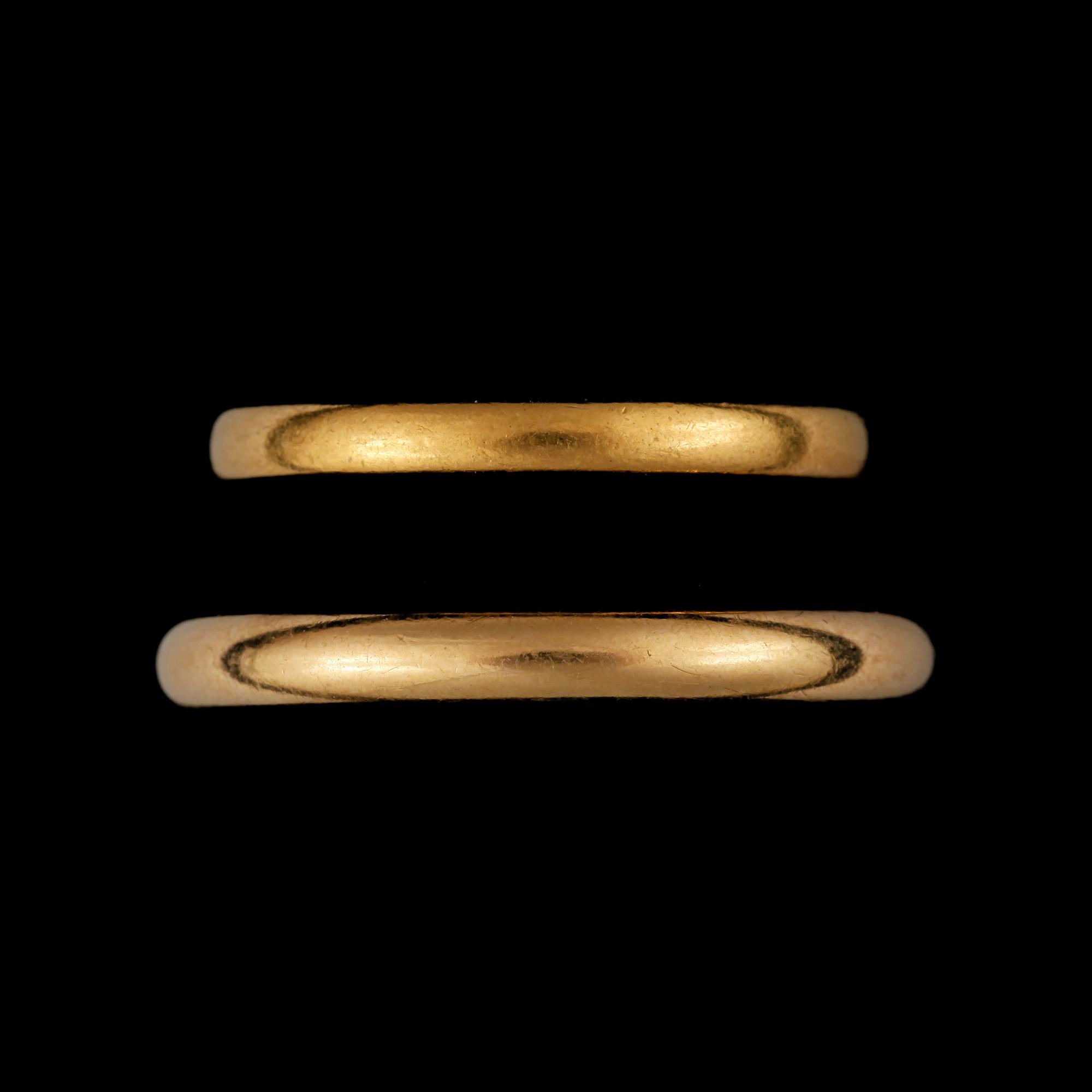 RINGAR, 2 st, 20 k, respektive 23 k guld, Stockholm, 1946. Vikt ca 6,5 gram.