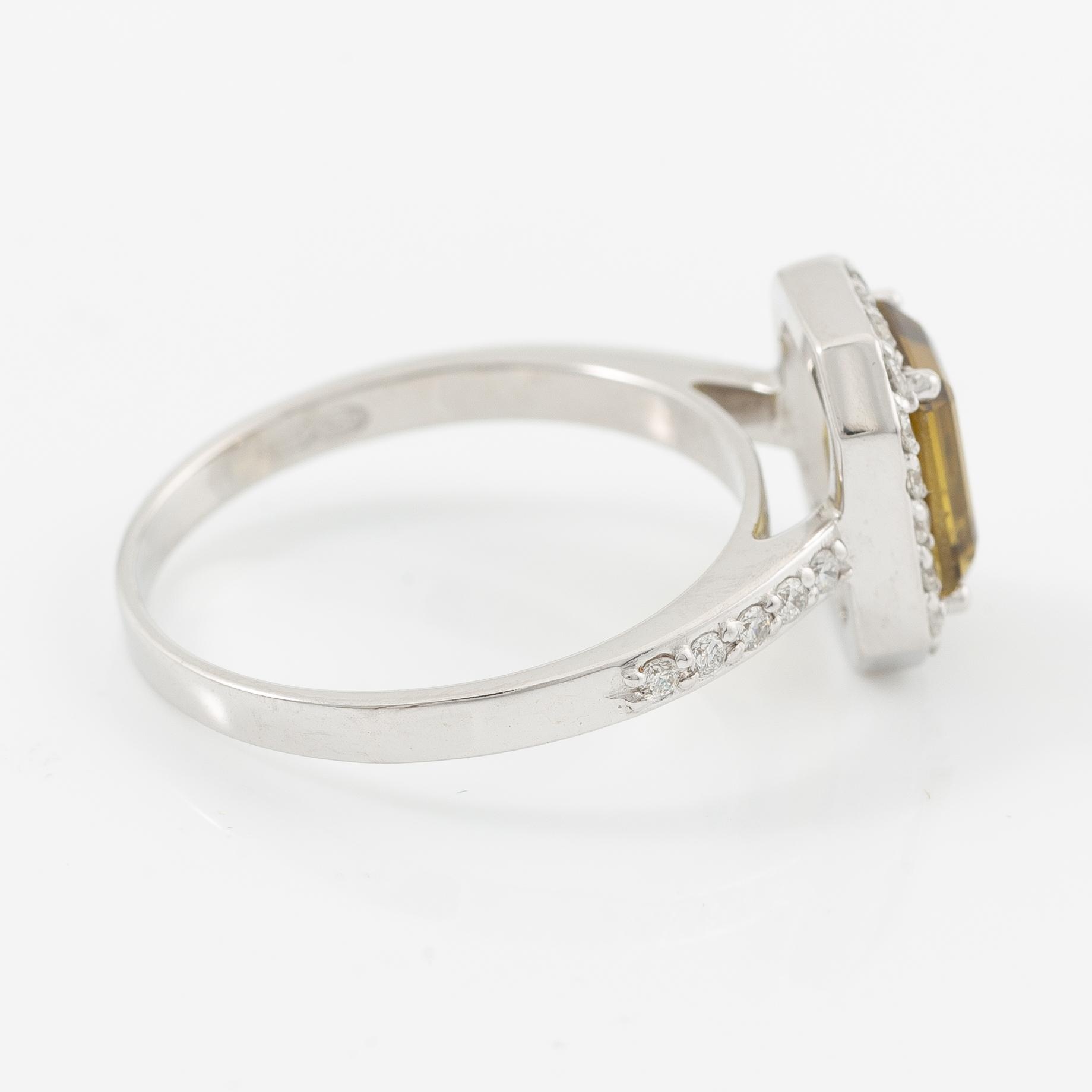 Ring 14K vitguld med turmalin och briljantslipade diamanter.