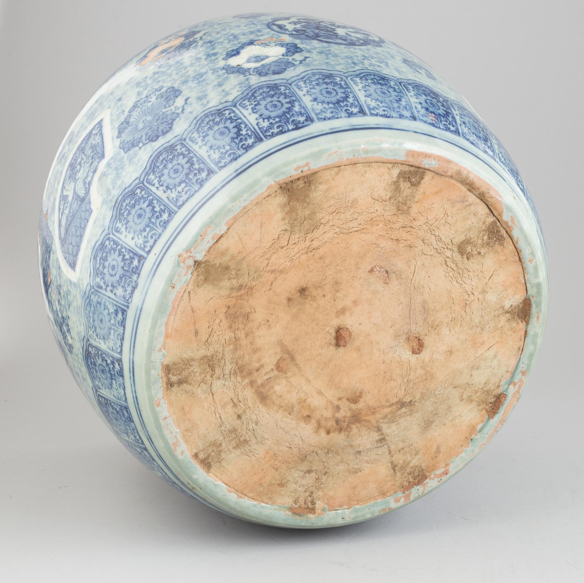 A Japanese flower pot, first half of the 20th century.