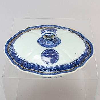 Four blue and white export porcelain service objects, Qing dynasty, Qianlong (1736-95).