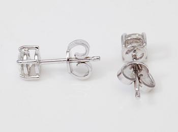 ÖRHÄNGEN, 1 par, solitära briljantslipade diamanter totalt ca 0,74 ct.