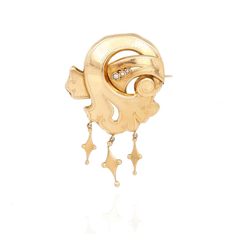 BROSCH, 18K guld med små sötvattenspärlor, J Petterssons, Stockholm, 1920. Total vikt ca 6,99 g.
